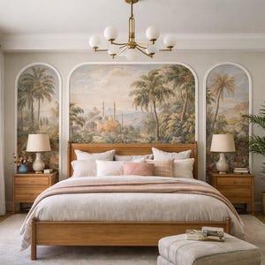 Peut inclure: Un cadre de lit en bois avec une couette et des oreillers de couleur claire, placé contre un mur orné de trois peintures murales en arc représentant des paysages tropicaux. Deux tables de chevet en bois avec lampes encadrent le lit.