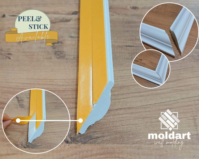 Op de afbeelding: Witte zelfklevende wandlijst met een decoratief profiel. De afbeelding toont een close-up van de lijst waarbij de zelfklevende achterkant wordt verwijderd. De tekst "PEEL & STICK Available" is zichtbaar.