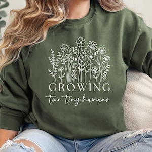 Rosnące dwie małe istoty, Oczekiwanie na bliźniaki, Sweter z informacją o ciąży, Ogłoszenie o ciąży, Bluza dla przyszłej mamy, Baby Shower dla bliźniaków