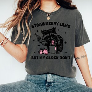 Camicia di procione, Marmellate di fragole ma la mia Glock non, Camicia di procione divertente, T-shirt meme divertente, Comfort Colors® Pepper