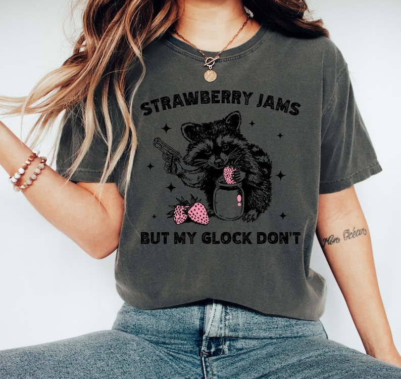 Camicia di procione, Marmellate di fragole ma la mia Glock non, Camicia di procione divertente, T-shirt meme divertente, Comfort Colors® Pepper