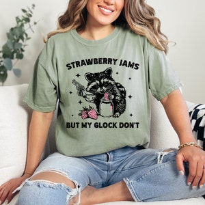 Camicia di procione, Marmellate di fragole ma la mia Glock non, Camicia di procione divertente, T-shirt meme divertente, Comfort Colors® Bay