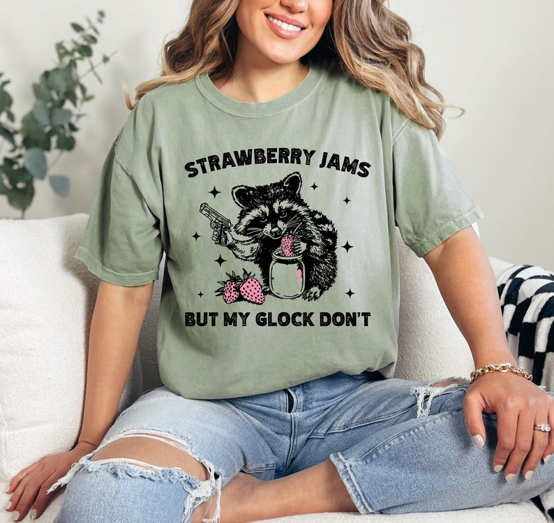 Camicia di procione, Marmellate di fragole ma la mia Glock non, Camicia di procione divertente, T-shirt meme divertente, Comfort Colors® Bay