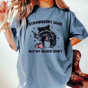 Camicia di procione, Marmellate di fragole ma la mia Glock non, Camicia di procione divertente, T-shirt meme divertente, Comfort Colors® Blue Jean