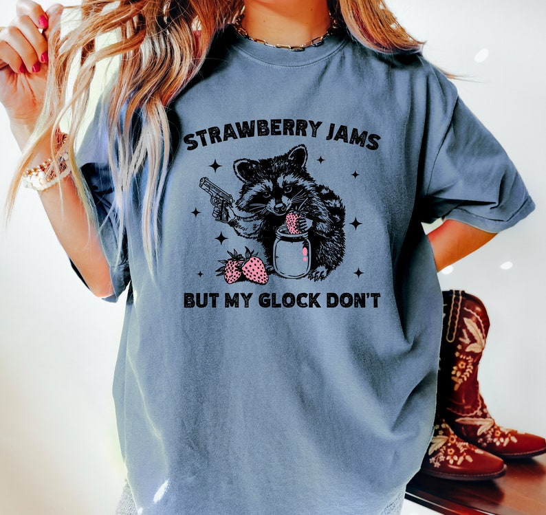 Camicia di procione, Marmellate di fragole ma la mia Glock non, Camicia di procione divertente, T-shirt meme divertente, Comfort Colors® Blue Jean