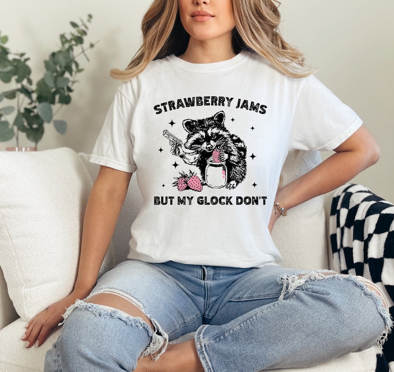 Camicia di procione, Marmellate di fragole ma la mia Glock non, Camicia di procione divertente, T-shirt meme divertente, Comfort Colors® immagine 5