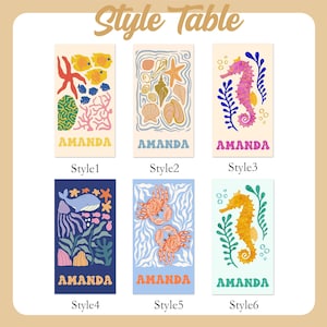 Puede incluir: Una colecci&oacute;n de seis toallas de playa rectangulares con ilustraciones coloridas con tem&aacute;tica marina. Cada toalla presenta un dise&ntilde;o &uacute;nico, que incluye peces, conchas marinas, caballitos de mar y cangrejos, con el nombre "AMANDA" impreso en la parte inferior. Las toallas est&aacute;n etiquetadas como "Estilo 1" a "Estilo 6".