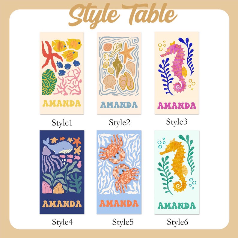Puede incluir: Una colecci&oacute;n de seis toallas de playa rectangulares con ilustraciones coloridas con tem&aacute;tica marina. Cada toalla presenta un dise&ntilde;o &uacute;nico, que incluye peces, conchas marinas, caballitos de mar y cangrejos, con el nombre "AMANDA" impreso en la parte inferior. Las toallas est&aacute;n etiquetadas como "Estilo 1" a "Estilo 6".