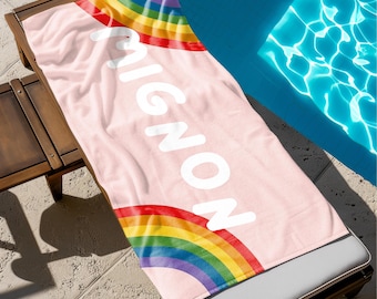 Regenboog strandlaken gepersonaliseerde naamhanddoek, kindernaamhanddoek voor meisjes, groovy vakantiehanddoek in retro-stijl, badhanddoek verjaardag kerstcadeau