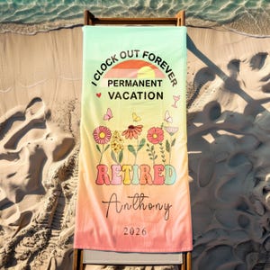 Könnte beinhalten: Ein Strandtuch mit einem Farbverlauf von Hellgrün bis Orange. Das Tuch trägt den Text "I clock out forever, permanent vacation, retired Anthony 2026" mit Blumen- und Schmetterlingsgrafiken.