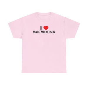 Maglietta &quot;I Heart Mads Mikkelsen&quot; / Maglietta da fan di celebrità / Merchandising trendy di Mads Mikkelsen / Maglietta con grafica della cultura pop