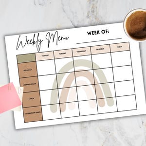 Può includere: Un pianificatore di menu settimanale con un design arcobaleno in tonalità neutre. Il pianificatore include sezioni per ogni giorno della settimana e orari dei pasti. Sono visibili anche una tazza di caffè, matite e un post-it.