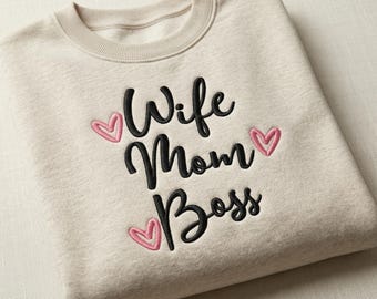 Diseño de bordado "Esposa, Mamá, Jefa", letras cursivas con corazones (descarga digital)