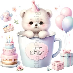 Pode incluir: Um urso de peluche branco usando um chap&eacute;u de festa rosa est&aacute; sentado em uma caneca azul claro com as palavras "Feliz anivers&aacute;rio" nela. A caneca &eacute; cercada por bal&otilde;es rosa e azuis, um bolo rosa e azul com velas e caixas de presente rosa e azuis.