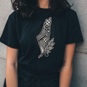 T-shirt de la carte de la Palestine avec keffieh et symbole graphique clé de la justice palestinienne. T-shirt cadeau en soutien à la Palestine.