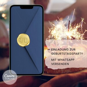 K&ouml;nnte beinhalten: Ein Smartphone zeigt einen dunkelblauen Umschlag mit einem goldenen Wachssiegel, das zwei Bierkr&uuml;ge darstellt. Auf dem Bildschirm steht der Text EINLADUNG ZUR GEBURTSTAGSPARTY MIT WHATSAPP VERSENDEN sowie ein Canva-Logo in der Ecke der Anzeige.
