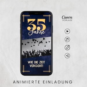 Könnte beinhalten: Ein Smartphone-Bildschirm zeigt eine digitale Einladung mit dunkelblauem, texturiertem Hintergrund, goldenem Text 35 Jahre und einem Schwarz-Weiß-Foto von Absolventen, die ihre Hüte werfen. Unten steht WIE DIE ZEIT VERGEHT mit goldenen Eckakzenten.