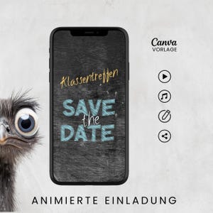 Könnte beinhalten: Ein schwarzes Smartphone mit einem schwarzen Hintergrund, auf dem der Text "Klassentreffen SAVE the DATE" in blauer und gelber Kreide steht. Das Telefon befindet sich auf einem grauen Hintergrund mit dem Text "ANIMIERTE EINLADUNG" am unteren Rand.