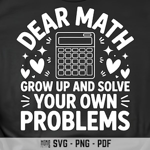 Puede incluir: Camiseta negra con un gráfico blanco que dice: "QUERIDA MATEMÁTICAS, CRECE Y RESUELVE TUS PROPIOS PROBLEMAS". El diseño incluye una calculadora, corazones y estrellas.