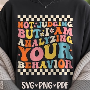 Non giudico, ma sto analizzando il tuo comportamento SVG PNG Terapista comportamentale Design per maglietta File di taglio per Cricut Silhouette Clipart Sublimazione