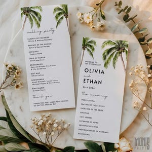 Op de afbeelding: Twee witte trouwprogramma kaarten met een tropisch palmboomontwerp. De kaarten bevatten de namen van de bruid en bruidegom, details van de bruiloftsgroep en het ceremonieprogramma. De tekst is zwart, met een decoratief lettertype.