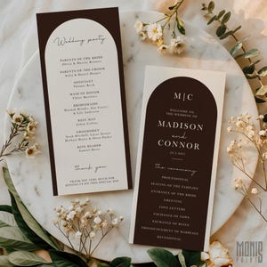Może przedstawiać: Dwa programy ślubne z brązowym łukowatym wzorem i tekstem. Jeden program głosi "Wedding party" z nazwiskami gości. Drugi głosi "Welcome to the wedding of Madison and Connor" ze szczegółami ceremonii.