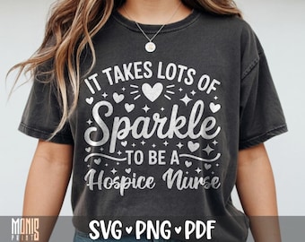 Könnte beinhalten: Ein anthrazitfarbenes Kurzarm-T-Shirt mit weißem, abgenutztem Text, der IT TAKES LOTS OF Sparkle TO BE A Hospice Nurse lautet, umgeben von verschiedenen Herz- und Sternsymbolen, die auf die Vorderseite des Kleidungsstücks gedruckt sind.