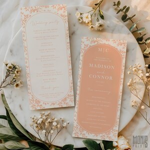 Może przedstawiać: Dwa programy ślubne z kwiatowym wzorem w kolorze brzoskwiniowym i białym. Programy zawierają tekst "Wedding Party" i "Madison and Connor" z datą. Programy leżą na marmurowej powierzchni z kwiatowymi akcentami.