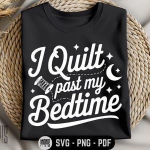 Puede incluir: Camiseta negra con texto blanco que dice "I Quilt past my Bedtime". El texto está en una fuente estilizada e incluye una luna creciente y un gráfico de aguja e hilo.