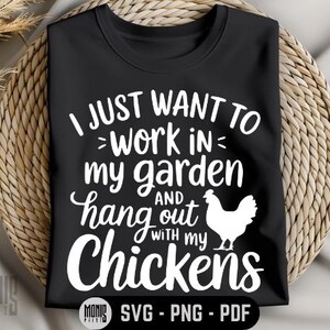 Pode incluir: Camiseta preta com texto branco que diz "Só quero trabalhar no meu jardim e sair com minhas galinhas". Uma silhueta branca de uma galinha está incluída no texto.