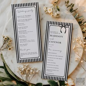 Może przedstawiać: Dwa programy ceremonii ślubnej z czarno-białymi paskami. Programy zawierają elegancki tekst, w tym szczegóły dotyczące wesela i harmonogram ceremonii. Projekt zawiera dekoracyjną kokardę i kwiatowe akcenty.