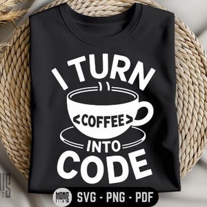 Könnte beinhalten: Schwarzes T-Shirt mit weißem Text, der "I turn coffee into code" lautet. Der Text ist mit einer Kaffeetassengrafik gestaltet.