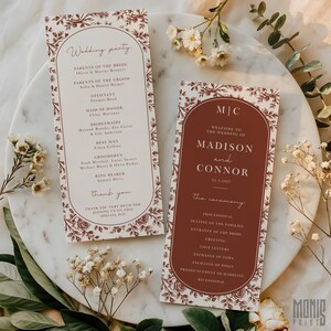 Può includere: Due programmi di nozze con bordi floreali. Un programma elenca i membri del corteo nuziale, compresi i genitori degli sposi, l'officiante e i testimoni. L'altro programma dà il benvenuto agli invitati al matrimonio di Madison e Connor, con la data e i dettagli della cerimonia.