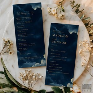 Puede incluir: Dos programas de boda azul marino con texto dorado y detalles de nubes. Los programas enumeran los detalles de la ceremonia y los invitados. El texto incluye los nombres de los novios y la fecha de la boda.