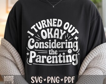 Salí bien considerando la crianza SVG PNG PDF Padres divertidos svg Crianza sarcástica svg Caos familiar svg Mamá y papá divertidos svg