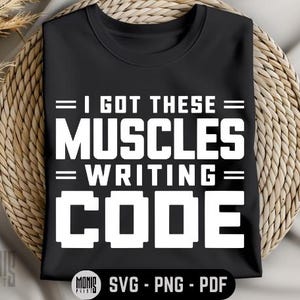 Peut inclure: T-shirt noir avec l'inscription blanche "I GOT THESE MUSCLES WRITING CODE" en lettres majuscules. Le t-shirt porte également l'inscription blanche "SVG - PNG - PDF". Le t-shirt est présenté sur une surface circulaire tissée.
