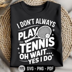 Puede incluir: Camiseta negra con texto blanco que dice "No siempre juego al tenis. Oh, espera... Sí, lo hago." También se muestra una raqueta de tenis y una pelota blancas en la camiseta.