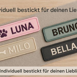 Könnte beinhalten: Vier rechteckige, bestickte Namensaufnäher mit abgerundeten Ecken. Der rosa Aufnäher zeigt den Namen LUNA und eine violette Pfote. Der beige Aufnäher zeigt MILO mit einem Knochen-Symbol. Der salbeigrüne Aufnäher zeigt BRUNO und der schwarze Aufnäher BELLA mit einem roten Herz.
