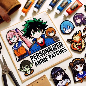Könnte beinhalten: Eine Sammlung bestickter Anime-Charakter-Aufnäher mit verschiedenen bunten Motiven, darunter ein quadratischer Aufnäher in der Mitte mit dem Text PERSONALIZED ANIME PATCHES, sowie eine Metallschere, Farbtuben und ein Holzlineal.