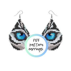 Peut inclure: Une paire de boucles d'oreilles en perles avec un motif d'œil bleu. Les boucles d'oreilles sont faites de perles noires, blanches et bleues. Les boucles d'oreilles sont suspendues à des crochets argentés. Le texte "PDF pattern earrings" est au centre de l'image.