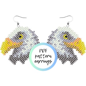 Pode incluir: Um padrão PDF para brincos de contas com um design de águia careca. Os brincos são feitos com contas brancas, cinzas e amarelas.