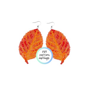 Puede incluir: Un par de pendientes de cuentas con forma de hojas naranjas y rojas. Los pendientes están hechos con cuentas de semillas y tienen un cierre de gancho plateado. La imagen incluye el texto "PDF pattern earrings".