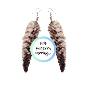 Op de afbeelding: Een PDF-patroon voor kralen oorbellen in de vorm van veren. De oorbellen zijn bruin en beige met een subtiel ombre-effect. De tekst "PDF pattern earrings" staat in een cirkel met een blauwe en groene gradiënt.