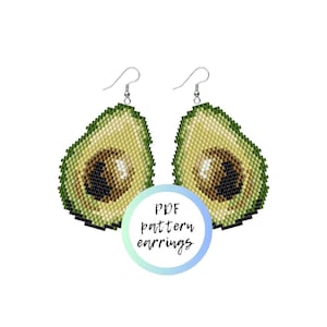 Puede incluir: Un par de pendientes de cuentas con forma de aguacate, con un degradado de verde y amarillo y un hueso central de color marrón oscuro. Los pendientes cuelgan de ganchos de metal plateado. Un gráfico circular muestra el texto PDF pattern earrings.