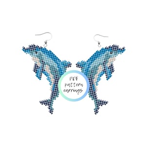 Könnte beinhalten: PDF-Muster für geperlte Delfin-Ohrringe. Die Ohrringe sind blau, weiß und grau. Das Muster enthält Anweisungen zum Herstellen der Ohrringe.
