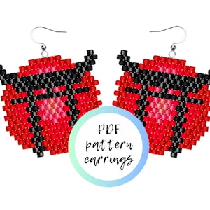 Pode incluir: Um par de brincos de contas vermelhas e pretas com um design geométrico. Os brincos têm a forma de um torii japonês. A imagem inclui o texto "PDF pattern earrings".