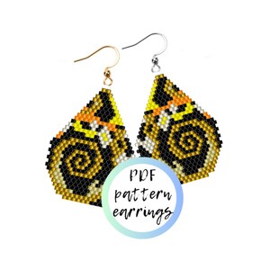 Può includere: Un paio di orecchini a perline con un motivo a spirale nero, oro e arancio. Gli orecchini sono a forma di goccia e hanno un gancio argentato e dorato. Il testo "PDF pattern earrings" è in un cerchio sotto gli orecchini.
