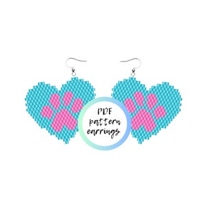Könnte beinhalten: Ein Paar blaue herzförmige Ohrringe mit rosa Pfotenabdruck-Designs. Die Ohrringe sind perlenbesetzt und haben silberne Haken. Der Text "PDF pattern earrings" befindet sich in einem weißen Kreis.