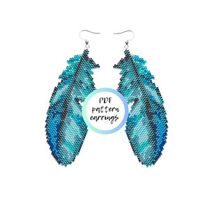 Könnte beinhalten: Ein Paar blaue und grüne Perlen-Federohrringe mit silbernen Haken. Die Ohrringe werden vor einem weißen Hintergrund mit dem Text "PDF pattern earrings" gezeigt.