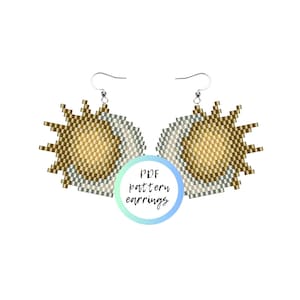 Op de afbeelding: Een paar kralen oorbellen met een zonnestralen ontwerp in goud en zilver tinten. De oorbellen zijn bevestigd aan zilveren haken. De afbeelding bevat de tekst "PDF pattern earrings".